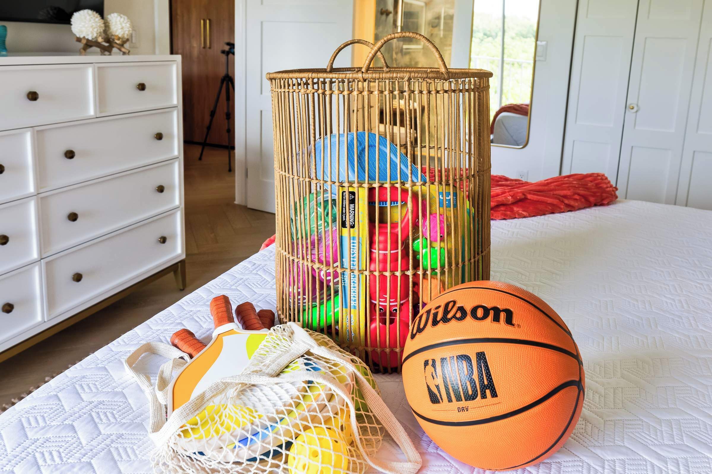 2 habitaciones, escritorio y tabla de planchar con plancha 