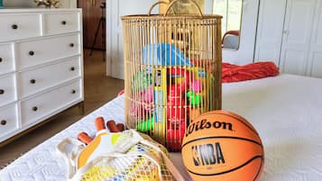 2 habitaciones, escritorio y tabla de planchar con plancha