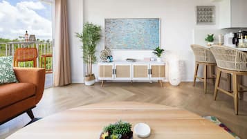 Télévision, livres, chaßne hi-fi, espaces bureaux