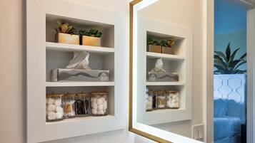 2 soverom, skrivebord, strykejern/-brett og reiseseng for barn