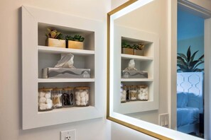 2 bedrooms, desk, iron/ironing board, travel cot - Island Time at Ocean Pointe  Luxe 2 King Spa BR/BA, 2 Balcony (Tavernier)