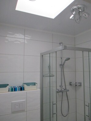 Dusche, Haartrockner, Handtücher, Toilettenpapier