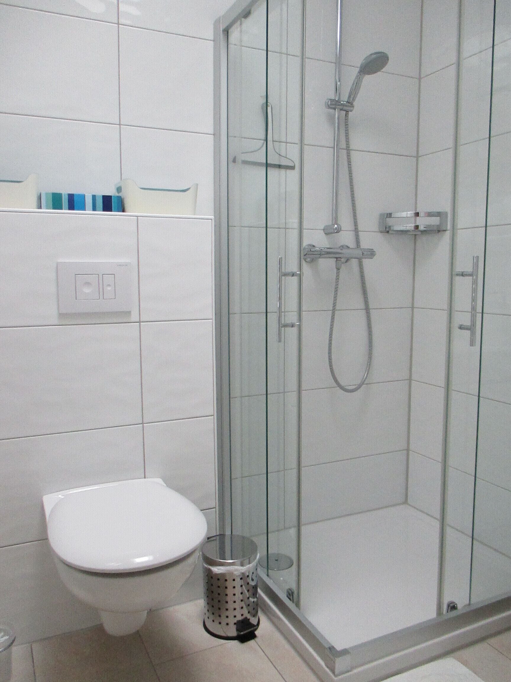 Een douche, een haardroger, handdoeken, toiletpapier