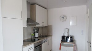 Kaffetrakter/tekoker, kjøleskap, mikrobølgeovn og ovn