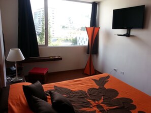 1 Schlafzimmer, Zimmersafe, Schreibtisch, Bügeleisen/Bügelbrett