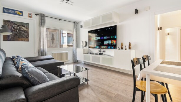 Smart TV, video games, books, computer monitors - Your home in BCN, office & gym & parking free (BARCELONA)