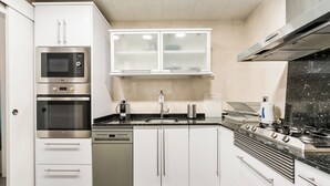 Coffee/tea maker, fridge, microwave, oven - Your home in BCN, office & gym & parking free (BARCELONA)