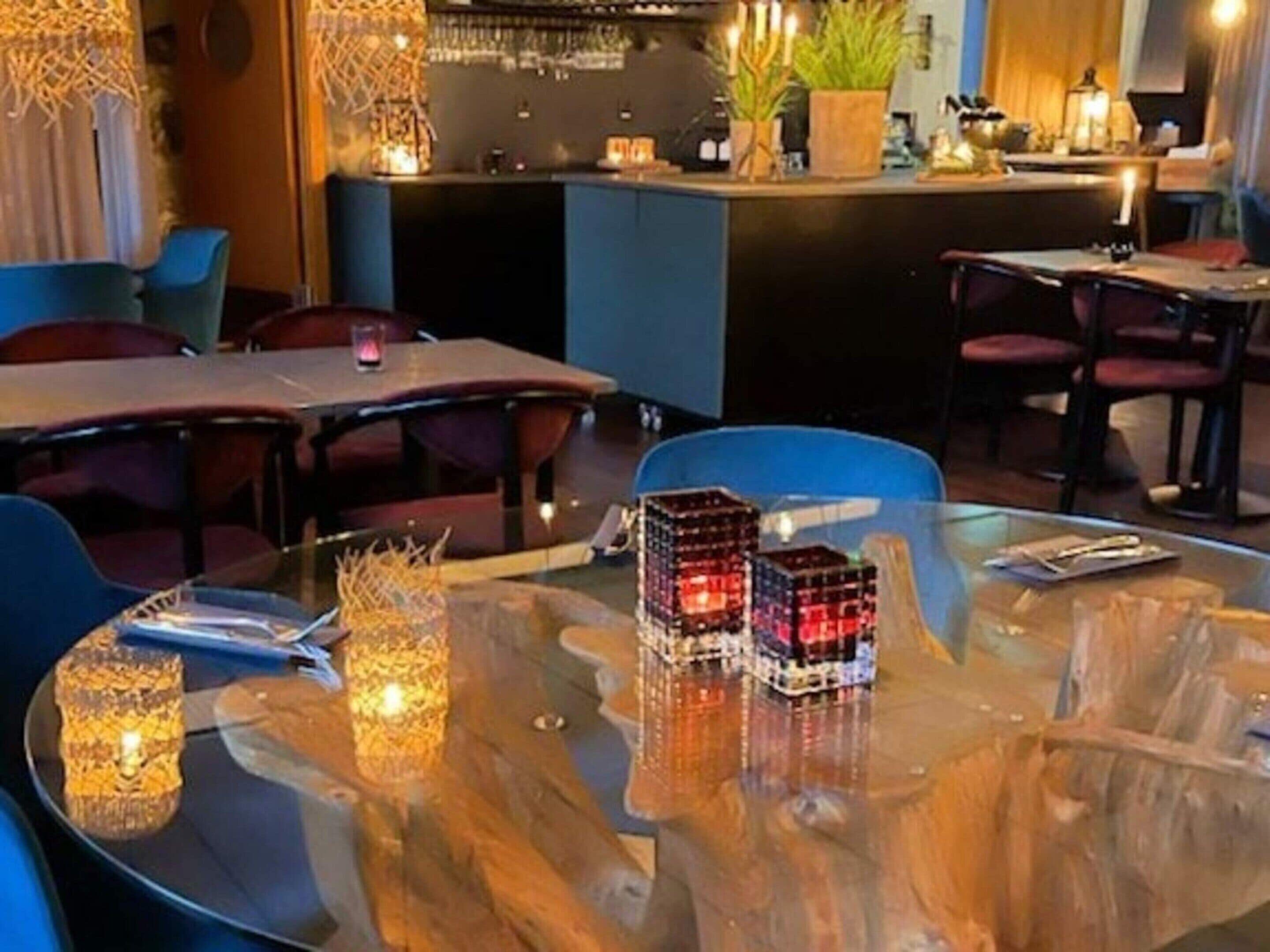Eine Bar mit Tresen, Sitzgelegenheiten und Dekoration.