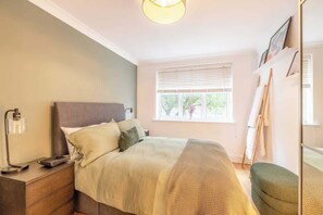 1 bedroom, iron/ironing board, travel cot, WiFi - Cosy 1BR -Ascot Racecourse - Parking - By Tempstay (Berkshire)