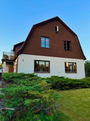 Exterior - Ariana home (fully furnished house with garage and patio in the center) (Södermanlands län)