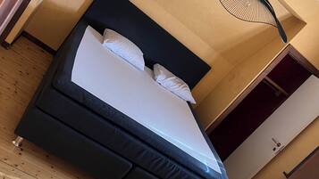 5 habitaciones, tabla de planchar con plancha, wifi y ropa de cama