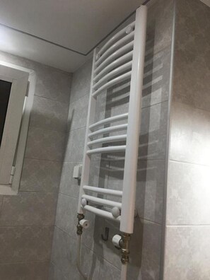 Classic-Studio, Balkon | Badezimmer | Dusche, kostenlose Toilettenartikel, Haartrockner, Handtücher