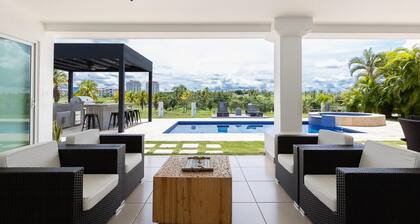 The Golf Oasis Villa by Acomodo