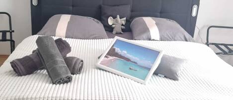 2 bedrooms, travel cot, free WiFi, bed sheets