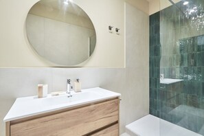 Dusche, Haartrockner, Bidet, Handtücher