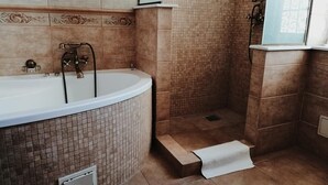 Dobbeltrom – deluxe, balkong, byutsikt | Bad