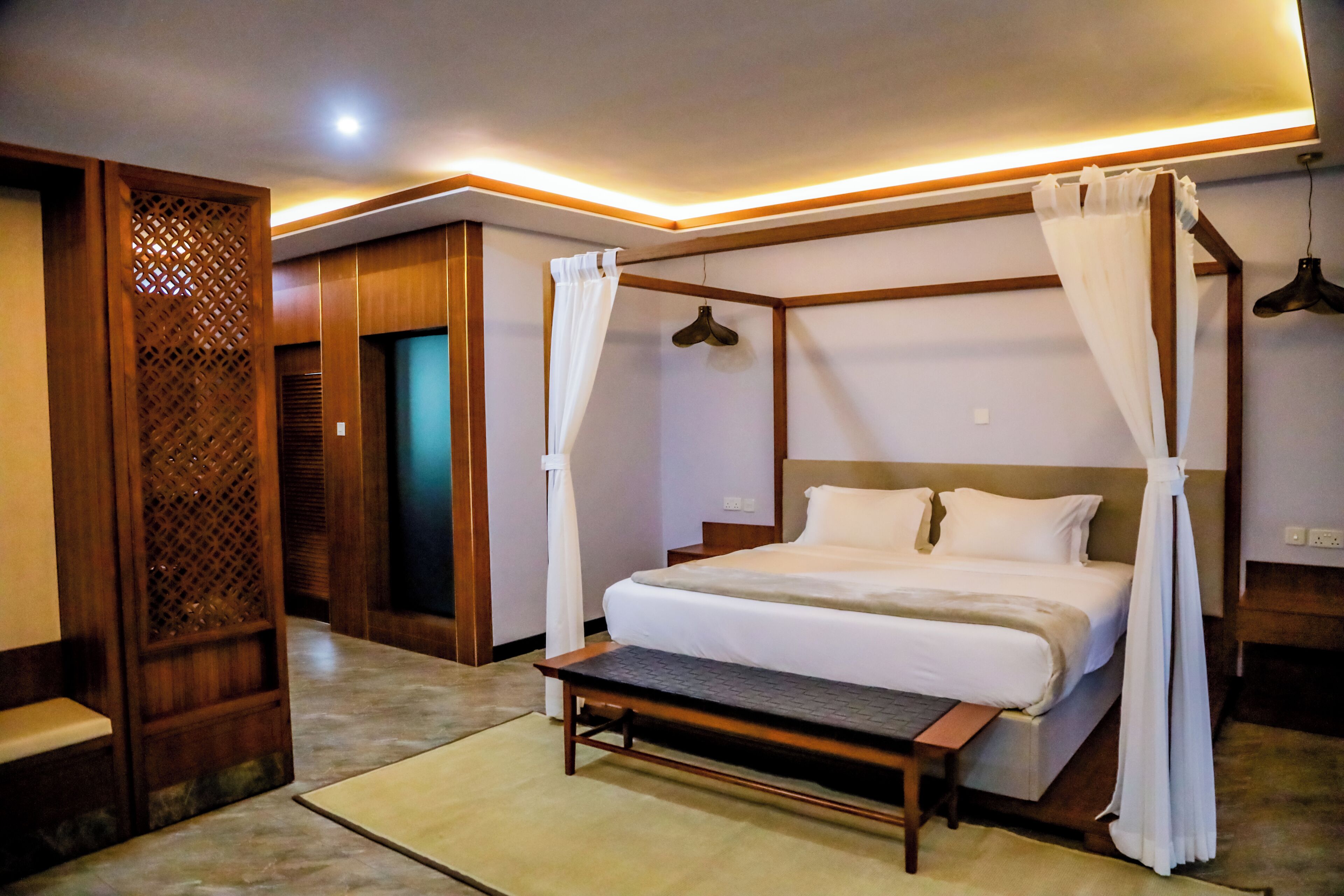 Luxury Double Room, Lake View | Bathroom | Free toiletries, hair dryer, slippers, towels