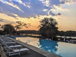 2 piscinas al aire libre