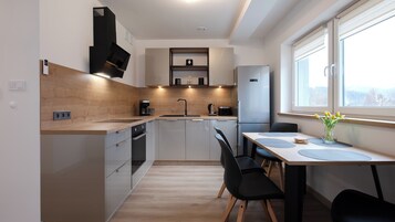 Apartament (1) | Cocina privada | Frigorífico, placa de cocina, hervidor eléctrico y utensilios de cocina