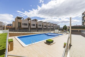 Una piscina en la azotea con vistas despejadas de los edificios circundantes.