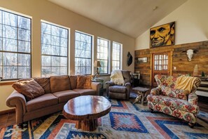 TV, fireplace - 2 Cabins on 3 Acres - Pet Friendly, Horse Shoes (Mentone)