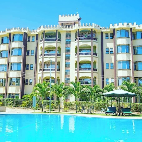 Muebles diferentes, espacio para trabajar con laptop y wifi gratis . Sunset Paradise Apartments by Blodriff