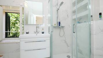 Comfort Double Room, City View | Bathroom
