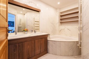 Een douche, handdoeken