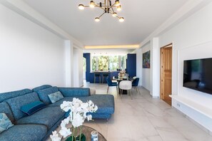 TV - LE MIRAMAR AP4426 By Riviera Holiday Homes (Villefranche-sur-Mer)
