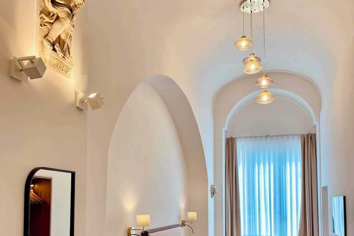 Cubrecamas, cortinas blackout, sistema de insonorización y wifi gratis