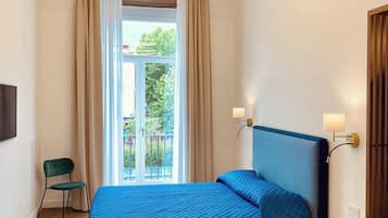 Kamar Triple Comfort, balkon, pemandangan kota | Selimut bulu angsa, tirai kedap cahaya, kedap suara, dan Wi-Fi gratis