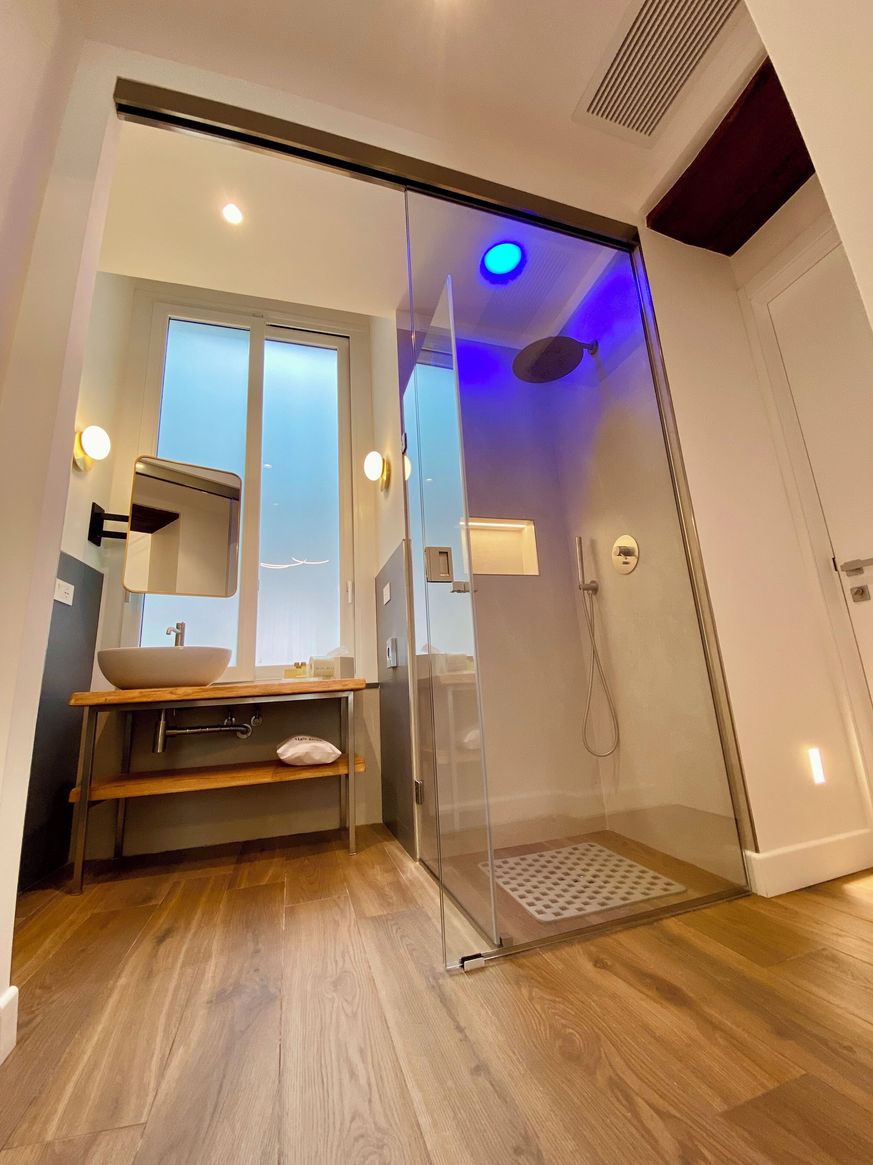 Comfort Triple Room, Balcony, City View | Down duvets, blackout curtains, soundproofing, free WiFi