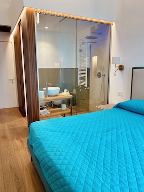 Habitació doble de disseny, balcó, vistes a la ciutat | Cobrellits, cortines opaques i habitacions insonoritzades