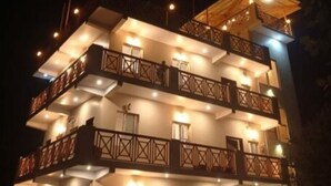 Un edificio a più piani con balconi e un tetto piatto.
