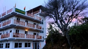 Un edificio a più piani con balconi e un cartello con su scritto "KAFAL GATES".