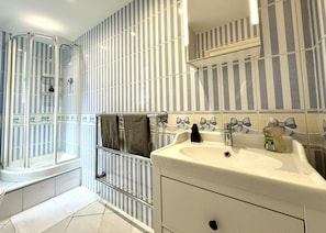 Baño | Ducha y bañera combinadas, bañera profunda, secador de pelo y toallas