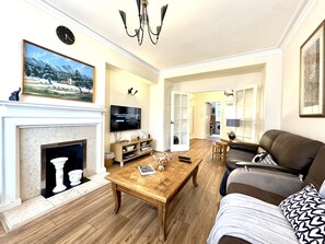 Living area - London Luxury Apartment With 2 Bedrooms (London)