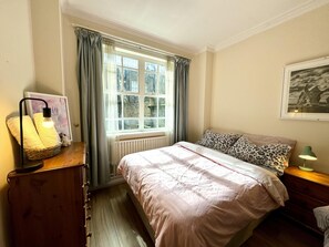 2 bedrooms, iron/ironing board, free WiFi, bed sheets - London Luxury Apartment With 2 Bedrooms (London)