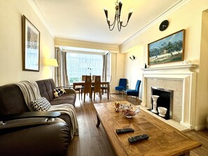 Living area - London Luxury Apartment With 2 Bedrooms (London)