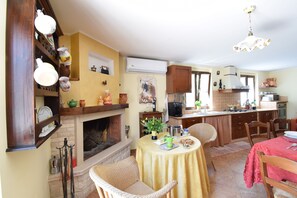 Huvila, näköala mäelle | Yksityinen keittiö | Täysikokoinen jääkaappi, mikroaaltouuni, uuni, astianpesukone