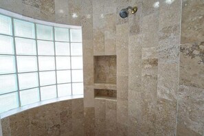 Dusche, Haartrockner, Shampoo