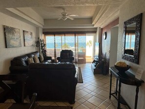 Télévision, table de tennis de table