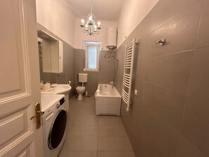 Apartment | Bathroom | Hair dryer, towels, soap, shampoo - Garden Antique with Bubble Spa  (Dubrovnik)