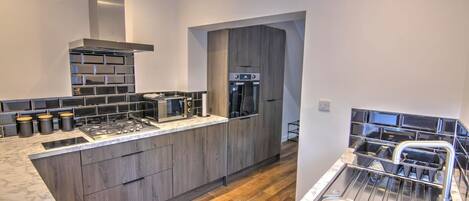 House | Private kitchen | Fridge, microwave, oven, stovetop
