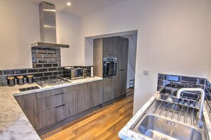 Maison | Cuisine privée | Réfrigérateur, micro-ondes, four, plaque de cuisson