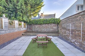 House | Property grounds - 2 Bed House, Family Friendly With Garden (Bristol)