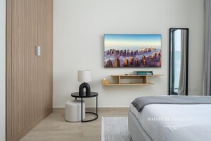 Iron/ironing board, free WiFi, bed sheets - Cozy Studio 10mins Away From Dubai Mall (Dubai)