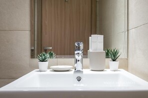 Bathroom - Cozy Studio 10mins Away From Dubai Mall (Dubai)