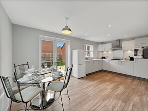 Dining - Bottesford Gem – Luxury 3-Bedroom House with Modern Comforts. Garden & Driveway! (Nottingham)