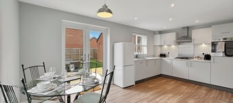Bottesford Gem â Luxury 3-Bedroom House with Modern Comforts. Garden & Driveway!